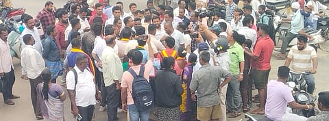 ಕೆ.ಆರ್.ಪೇಟೆ ಪಟ್ಟಣದ ಕೆಪಿಎಸ್ ಸರ್ಕಾರಿ ಶಾಲೆ ನಿರ್ವಹಣೆಗೆ ಪಾಲಕರಿಂದ ಹಣ ಸಂಗ್ರಹಿಸುತ್ತಿರುವುದನ್ನು ಖಂಡಿಸಿ ಪ್ರಗತಿಪರ ಸಂಘಟನೆಗಳು ಸರ್ಕಾರದ ವಿರುದ್ಧ ಪ್ರತಿಭಟನೆ ನಡೆಸುವ ಸಮಯದಲ್ಲಿ ಪ್ರತಿಭಟನೆಗಾರರು ಹಾಗೂ ಸಮಿತಿ ಸದಸ್ಯರ ನಡುವೆ ಮಾತಿನ ಚಕಾಮಕಿ ನಡೆಯಿತು.