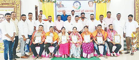 ಅರಕಲಗೂಡಿನಲ್ಲಿ ವಿಶ್ವಚೇತನ ಜೈಭೀಮ್ ಚಾರಿಟಬಲ್ ಟ್ರಸ್ಟ್ ವತಿಯಿಂದ ಏರ್ಪಡಿಸಿದ್ದ ಪ್ರತಿಭಾ ಪುರಸ್ಕಾರ ಸಮಾರಂಭದಲ್ಲಿ ಹೆಚ್ಚಿನ ಅಂಕಪಡೆದ ವಿದ್ಯಾರ್ಥಿಗಳು, ಪಾಲಕರನ್ನು ಗೌರವಿಸಲಾಯಿತು. ಕೃಷ್ಣಯ್ಯ, ರವಿ, ಸೋಮಶೇಖರ್, ಸಿ.ಸ್ವಾಮಿ, ಶಿವಕುಮಾರ್, ಸತೀಶ್, ಕಿರಣ್ ಇತರರಿದ್ದರು.
