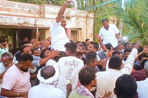 ಚಿಂದೆನಹಳ್ಳಿ ಗಡಿ ಕೃಷಿ ಪತ್ತಿನ ಸಹಕಾರ ಸಂಘದ ಚುನಾವಣೆಯಲ್ಲಿ ಜಯಗಳಿಸಿದ ಹಿನ್ನೆಲೆಯಲ್ಲಿ ಎಚ್.ಡಿ.ಸಿ ಸಿ.ಬ್ಯಾಂಕ್  ನಿರ್ದೇಶಕ ಹೊಸೂರು ಗಂಗಾಧರ್ ಅವರನ್ನು ಮೇಲೆತ್ತುವ ಮೂಲಕ ಜೆಡಿಎಸ್ ಕಾರ್ಯಕರ್ತರು ವಿಜಯೋತ್ಸವ ಆಚರಿಸಿದರು.