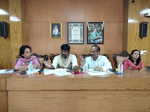 ಚಾಮರಾಜನಗರ ನಗರಸಭೆಯಲ್ಲಿ ಮಂಗಳವಾರ ಆಯೋಜಿಸಿದ್ದ ಪೌರಕಾರ್ಮಿಕರ ಕುಂದು-ಕೊರತೆ ಸಭೆಯನ್ನು ರಾಜ್ಯ ಸಾಯಿ ಕರ್ಮಚಾರಿ ಆಯೋಗದ ಸದಸ್ಯ ಶಂಕರ್ ಅಂಕನಶೆಟ್ಟಿಪುರ ಉದ್ಘಾಟಿಸಿದರು. ಪರಶುರಾಮ್ ಛಲವಾದಿ, ರೂಪಾ, ಮೇಘಾ, ಮಂಜುನಾಥ್ ಇದ್ದರು. 