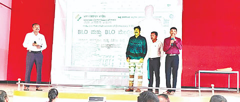 ತಿ.ನರಸೀಪುರದ ಮಹದೇವಪ್ಪ ಸ್ಮಾರಕ ಭವನದಲ್ಲಿ ಸೋಮವಾರ ಹಮ್ಮಿಕೊಂಡಿದ್ದ ಮತದಾರರ ಪಟ್ಟಿಯ ವಿಶೇಷ ಪರಿಷ್ಕರಣೆ ಕುರಿತ ಕಾರ್ಯಾಗಾರದಲ್ಲಿ ತಹಸೀಲ್ದಾರ್ ಟಿ.ಜೆ.ಸುರೇಶಾಚಾರ್ ಮಾತನಾಡಿದರು. ಮತದಾರರ ಪಟ್ಟಿ ಪರಿಷ್ಕರಣೆ (ಎಸ್‌ಐಆರ್) ಕುರಿತು ಬಿಎಲ್‌ಒ ,ಮೇಲ್ವಿಚಾರಕರು, ಅಧಿಕಾರಿಗಳು, ಪಕ್ಷದ ಮುಖಂಡರು ಹಾಗೂ ಮತದಾರರು ಇದ್ದರು.   
