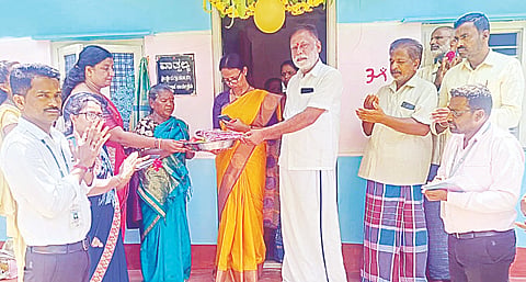 ಶ್ರೀಕ್ಷೇತ್ರ ಧರ್ಮಸ್ಥಳ ಗ್ರಾಮಾಭಿವೃದ್ಧಿ ಸಂಸ್ಥೆಯಿಂದ ಮುಂಜನಹಳ್ಳಿ ಗ್ರಾಮದ ಪಾರ್ವತಮ್ಮ ಅವರಿಗೆ ಗ್ರಾಮಸ್ಥರ ಸಮ್ಮುಖದಲ್ಲಿ ಧರ್ಮಸ್ಥಳ ಸಂಸ್ಥೆಯ ಜಿಲ್ಲಾ ನಿರ್ದೇಶಕಿ ಮಮತಾ ಮತ್ತು ತಾಲೂಕು ಯೋಜನಾಧಿಕಾರಿ ಕೆ ಸದಾನಂದ ಅವರು ಮನೆ ಹಸ್ತಾಂತರ ಮಾಡಿದರು.