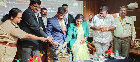  ಪಟ್ಟಣದ ಗ್ರಾಮ ಭಾರತಿ ವಿದ್ಯಾಸಂಸ್ಥೆಯ ಸಭಾಂಗಣದಲ್ಲಿ ಕಾನೂನು ನೆರವು ಅರಿವು ಕಾರ್ಯಕ್ರಮ ನ್ಯಾಯಮೂರ್ತಿ ಸುಧೀರ್ ಉದ್ಘಾಟಿಸಿದರು. 