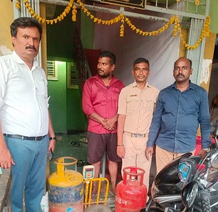 ತಿ.ನರಸೀಪುರ ಪಟ್ಟಣ ಹಾಗೂ ತಿರುಮಕೂಡಲು ಗ್ರಾಮದಲ್ಲಿ ಅಕ್ರಮವಾಗಿ ಗ್ಯಾಸ್ ರೀಫಿಲ್ಲಿಂಗ್ ಮಾಡುತ್ತಿದ್ದ ಆರೋಪಿಗಳನ್ನು ಆಹಾರ ಇಲಾಖೆ ಹಾಗೂ ಪೊಲೀಸ್ ಇಲಾಖೆ ಅಧಿಕಾರಿಗಳು ಬಂಧಿಸಿದ್ದಾರೆ.