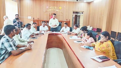 ಎಚ್.ಡಿ.ಕೋಟೆ ಪಟ್ಟಣದ ತಾಲೂಕು ಆಡಳಿತ ಸೌಧದ ತಹಸೀಲ್ದಾರ್ ಕಚೇರಿ ಸಭಾಂಗಣದಲ್ಲಿ ಆಯೋಜಿಸಿದ್ದ ಪಲ್ಸ್ ಪೋಲಿಯೋ ಟಾಸ್ಕ್ ಪೋರ್ಸ್ ಸಭೆಯ ಅಧ್ಯಕ್ಷತೆ ವಹಿಸಿ ತಹಸೀಲ್ದಾರ್ ಶ್ರೀನಿವಾಸ್ ಮಾತನಾಡಿದರು. ತಾಲೂಕು ಆರೋಗ್ಯಾಧಿಕಾರಿ ಡಾ. ಟಿ.ಎಚ್.ರವಿಕುಮಾರ್, ಇಒ ರವಿಚಂದ್ರ ಇತರರು ಇದ್ದರು.