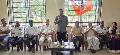 ಸಕಲೇಶಪುರದ ಬಿಜೆಪಿ ಕಚೇರಿಯಲ್ಲಿ ಹಮ್ಮಿಕೊಂಡಿದ್ದ ಬಿಜೆಪಿ ಕಾರ್ಯಕರ್ತರ ಸಭೆಯಲ್ಲಿ ಶಾಸಕ ಸಿಮೆಂಟ್ ಮಂಜು  ಮಾತನಾಡಿದರು. ಕ್ಯಾಮನಹಳ್ಳಿ ರಾಜ್,  ಅಗ್ನಿ ಸೋಮಶೇಖರ್, ಮಧು ಬೊಮ್ಮನಕೆರೆ, ರಾಮಚಂದ್ರ ಇತರರು ಇದ್ದರು. 