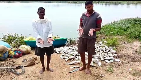 ಕುದರಗುಂಡಿ  ಕೆರೆಯಲ್ಲಿ ರಾಸಾಯಾನಿಕ ಮಿಶ್ರಿತ ನೀರು ಕುಡಿದು ಮೀನುಗಳು ಮೃತಪಟ್ಟಿರುವುದು. 