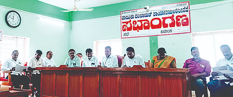 ಅರಸೀಕೆರೆ ತಾಲೂಕು ಪಂಚಾಯಿತಿ ಕಚೇರಿಯಲ್ಲಿ ಜರುಗಿದ ಗ್ಯಾರಂಟಿ ಸಮಿತಿ ಸಭೆಯಲ್ಲಿ ಅಧ್ಯಕ್ಷ ಧರ್ಮಶೇಖರ್ ಮಾತನಾಡಿದರು. ಗಂಗಣ್ಣ, ಕೆಸಿಡಿ ಕುಮಾರ್, ಸಿದ್ದೇಶ್, ಕಾಂತರಾಜ್ ಇತರರಿದ್ದಾರೆ. 
