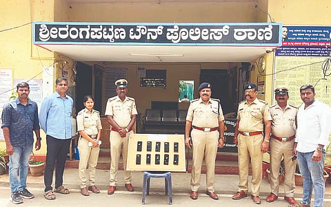 ಪಟ್ಟಣ ಪೋಲೀಸ್ ಠಾಣೆ ವ್ಯಾಪ್ತಿಯ ವಿವಿಧೆಡೆ ಕಳುವಾಗಿದ್ದ ಹತ್ತಕ್ಕೂ ಹೆಚ್ಚು ಮೊಬೈಲ್ ಗಳನ್ನು  ಪೊಲೀಸರು ಮಾಲೀಕರಿಗೆ  ಹಿಂದಿರುಗಿಸಿದರು.ಬಿ.ಜಿ.ಕುಮಾರ್, ಗಂಗಾಧರ್ ಇತರರಿದ್ದರು.