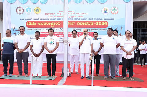 ರಾಯಚೂರಿನ ಮಹ್ಮಾತಗಾಂಧಿ ಕ್ರೀಡಾಂಗಣದಲ್ಲಿ ಭಾನುವಾರ ಜಿಲ್ಲಾಡಳಿತದಿಂದ ಆಯೋಜನೆ ಮಾಡಲಾಗಿದ್ದ   12ನೇ ಅಂತರರಾಷ್ಟ್ರೀಯ ಯೋಗ ದಿನಾಚರಣೆಯ ಸಾಮೂಹಿಕ ಯೋಗ ಕಾರ್ಯಕ್ರಮಕ್ಕೆ ರಾಜ್ಯ ಮಾಹಿತಿ ಆಯುಕ್ತರಾದ ಬಿ.ವೆಂಕಟ್ಸಿಂಗ್ ಚಾಲನೆ ನೀಡಿದರು.  ಜಿಲ್ಲಾ ಪೊಲೀಸ್ ವರಿಷ್ಠಾಧಿಕಾರಿ ಅರುಣಾಂಗ್ಷು ಗಿರಿ, ಸಹಾಯಕ ಆಯುಕ್ತ ಡಾ.ಹಂಪಣ್ಣ ಸಜ್ಜನ್, ಪಾಲಿಕೆಯ ಕಂದಾಯ ವಿಭಾಗದ ಉಪ ಆಯುಕ್ತೆ ಸಂತೋಷ ರಾಣಿ, ಜಿಲ್ಲಾ ಆಯಷ್ ಇಲಾಖೆಯ ಅಧಿಕಾರಿ ಡಾ.ಶಂಕರಗೌಡ ಪಾಟೀಲ,  ಪಾಲಿಕೆಯ ಸದಸ್ಯ ಕಾರ್ಯದರ್ಶಿ ಕೃಷ್ಣ, ಯುವ ಸಬಲೀಕರಣ ಮತ್ತು ಕ್ರೀಡಾ ಇಲಾಖೆಯ ಸಹಾಯಕ ನಿರ್ದೇಶಕ ವೀರೇಶ ನಾಯಕ ಇದ್ದರು.