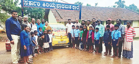 ಶಿಕ್ಷಕರಾದ ಲೋಕೇಶ್ ಹಾಗೂ ತಮ್ಮಣ್ಣಶೆಟ್ಟಿ ವೈ.ಎಸ್. ಅವರು ತಮ್ಮ ಸ್ವಂತಹಣದಲ್ಲೇ ಕಾರು ಖರೀದಿಸಿ ಶಾಲಾ ಮಕ್ಕಳನ್ನು ಕರೆತಂದು ಬಿಡುವ ವ್ಯವಸ್ಥೆ ಮಾಡಿದ್ದಾರೆ.