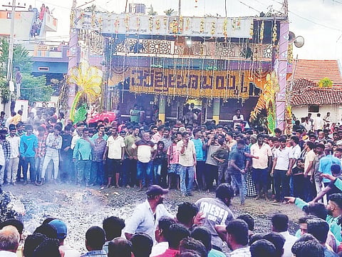 ತಾಲೂಕಿನ ತಡಗವಾಡಿ ಗ್ರಾಮದಲ್ಲಿ ಗುರುವಾರ ತ್ಯಾಗ ಮತ್ತು ಬಲಿದಾನ ಸಂಕೇತದ ಮೊಹರಂ ಪ್ರಯುಕ್ತ ನಡೆದ ಹಿಂದೂ-ಮುಸ್ಲಿಂ ಭಾವೈಕ್ಯತೆಯ ಬಾಬಯ್ಯನ ಉತ್ಸವ ಸಂಭ್ರಮ ಸಡಗರದಿಂದ ನೆರವೇರಿದ್ದು, ಕಿಂದರಿ ಟೋಪಿ ಧರಿಸಿದ್ದ ಫಕೀರರು ದೇವರ ಆಚರಣೆಯಲ್ಲಿ ಕೊಂಡದ ಸುತ್ತ ಕುಣಿದು ಸಂಭ್ರಮಿಸಿದರು.