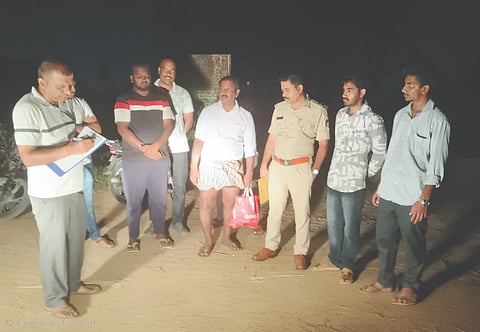 ತಾಲೂಕಿನ ಬಳ್ಳೆಕೆರೆ ಗ್ರಾಮ ಹೊರವಲಯದ ಸಿಡಿಎಸ್ ನಾಲೆ ಏರಿ ರಸ್ತೆಯಲ್ಲಿ ಅಕ್ರಮವಾಗಿ ಗಾಂಜಾ ಮಾರಾಟ ಸಂಬಂಧ ವ್ಯವಹರಿಸುತ್ತಿದ್ದ ಆರೋಪಿಗಳನ್ನು ಗಾಂಜಾ ಸೊಪ್ಪು ಸಮೇತ ಪಿಎಸ್ ಐ ವಿನೋದ್ ಕುಮಾರ್ ನೇತೃತ್ವದಲ್ಲಿ ಅರಕೆರೆ ಠಾಣೆ ಪೊಲೀಸರು ಬಂಧಿಸಿದ್ದಾರೆ.