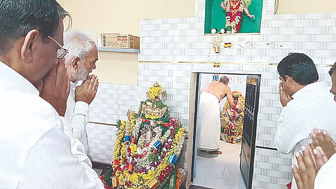  ಅರಕಲಗೂಡು ತಾಲೂಕಿನ ಅಂಕನಾಯಕನಹಳ್ಳಿ ಕಾವಲು ಗ್ರಾಮದಲ್ಲಿ ಶನಿವಾರ ಉದ್ಘಾಟನೆಯಾದ ಶ್ರೀ ಹೊಳೆಯಮ್ಮ ದೇವಿ ದೇವಾಲಯದಲ್ಲಿ ಶಾಸಕ ಎ.ಮಂಜು, ಭಕ್ತರು ಪೂಜೆ ಸಲ್ಲಿಸಿ ದೇವರ ದರ್ಶನ ಪಡೆದರು.
