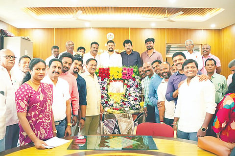 ಶ್ರೀರಂಗಪಟ್ಟಣದ ತಾಲೂಕು ಕಚೇರಿಯ ಸಭಾಂಗಣದಲ್ಲಿ ಶನಿವಾರ ಆಯೋಜಿಸಲಾಗಿದ್ದ ನಾಡಪ್ರಭು ಕೆಂಪೇಗೌಡರ 517ನೇ ಜಯಂತಿ ಕಾರ್ಯಕ್ರಮದಲ್ಲಿ ಶಾಸಕರೂ ಆದ ಸೆಸ್ಕ್ ಅಧ್ಯಕ್ಷ ಎ.ಬಿ.ರಮೇಶ ಬಂಡಿಸಿದ್ದೇಗೌಡ ನಾಡಪ್ರಭು ಕೆಂಪೇಗೌಡರ ಭಾವಚಿತ್ರಕ್ಕೆ ಪುಷ್ಪನಮನ ಸಲ್ಲಿಸಿದರು. ತಹಸೀಲ್ದಾರ್ ಚೇತನ ಯಾದವ್, ಎಂ.ಎಲ್.ದಿನೇಶ್, ಎಂ.ನಂದೀಶ್, ಸೋಮಸುಂದರ್ ಇದ್ದರು.
