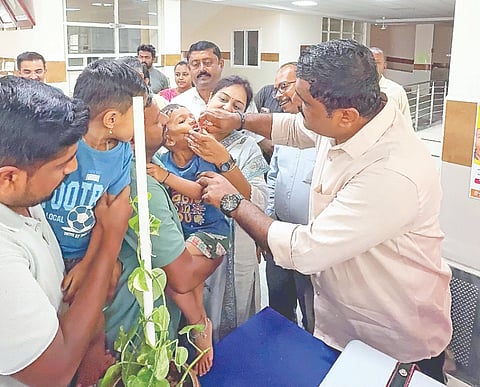 ಕೆ.ಆರ್.ಪೇಟೆ ಪಟ್ಟಣದ ಸಾರ್ವಜನಿಕ ಆಸ್ಪತ್ರೆಯಲ್ಲಿ ತಾಲೂಕು ಆಡಳಿತ ಆಯೋಜಿಸಿದ್ದ ಪಲ್ಸ್ ಪೋಲಿಯೋ ಲಸಿಕಾ ಕಾರ್ಯಕ್ರಮಕ್ಕೆ ಭಾನುವಾರ ಮಗುವಿಗೆ ಲಸಿಕೆ ಹಾಕುವ ಮೂಲಕ ಶಾಸಕ ಎಚ್.ಟಿ.ಮಂಜು ಚಾಲನೆ ನೀಡಿದರು.