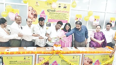 ಜಿಲ್ಲಾಡಳಿತ, ಜಿಲ್ಲಾ ಪಂಚಾಯಿತಿ, ಆರೋಗ್ಯ ಇಲಾಖೆ ವತಿಯಿಂದ ಹಿಮ್ಸ್ ಎಂ.ಸಿ.ಎಚ್ ಆಸ್ಪತ್ರೆಯಲ್ಲಿ ಆಯೋಜಿಸಲಾಗಿದ್ದ ಪಲ್ಸ್ ಪೋಲಿಯೋ ಅಭಿಯಾನಕ್ಕೆ ಸಂಸದ ಶ್ರೇಯಸ್ ಎಂ.ಪಟೇಲ್ ಚಾಲನೆ ನೀಡಿದರು. ಶಾಸಕ ಸ್ವರೂಪ್ ಪ್ರಕಾಶ್, ಜಿಲ್ಲಾಧಿಕಾರಿ ಲತಾಕುಮಾರಿ ಇತರರು ಇದ್ದರು.