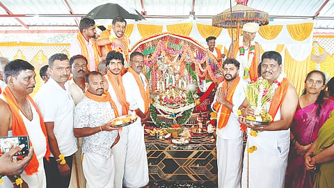 ಆಲೂರು ತಾಲೂಕಿನ ದೊಡ್ಡಕಣಗಾಲು ಗ್ರಾಮ ಪಂಚಾಯಿತಿ ವ್ಯಾಪ್ತಿಯ ಸೊಂಪುರ ಗ್ರಾಮದ ನಂಜೇದೇವರ ಕಾವಲಿನಲ್ಲಿ ನೆಲೆಸಿರುವ ಪುರಾಣ ಪ್ರಸಿದ್ಧ ಶ್ರೀ ನಂಜುಂಡೇಶ್ವರಸ್ವಾಮಿ ಸುಕ್ಷೇತ್ರದಲ್ಲಿ ಸೋಮವಾರ 75ನೇ ಹುಣ್ಣಿಮೆ ಅಮೃತ ಸುವರ್ಣ ಮಹೋತ್ಸವ ಅಂಗವಾಗಿ ಸ್ವಾಮಿಗೆ ವಿಶೇಷ ಪೂಜಾ ಕೈಂಕರ್ಯಗಳು ಜರುಗಿದವು. 