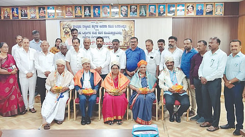 ತಿ.ನರಸೀಪುರ ಪಟ್ಟಣದ ಪುರಸಭೆ ಸಭಾಂಗಣದಲ್ಲಿ ಸೋಮವಾರ ಆಯೋಜಿಸಿದ್ದ ನಾಡಪ್ರಭು ಕೆಂಪೇಗೌಡರ ಜಯಂತಿ ಕಾರ್ಯಕ್ರಮದಲ್ಲಿ ವಿವಿಧ ಕ್ಷೇತ್ರಗಳ ಸಾಧಕರನ್ನು ಸನ್ಮಾನಿಸಲಾಯಿತು. ಜೆ.ಸುನೀತಾ ವೀರಪ್ಪಗೌಡ, ವೈ.ಎನ್.ಶಂಕರೇಗೌಡ, ಆರ್.ಚೆಲುವರಾಜು, ಟಿ.ಜಿ.ಸುರೇಶಾಚಾರ್, ಎಂ.ಬಿ.ಮಂಜೇಗೌಡ, ಆರ್.ಇಂದ್ರೇಶ್ ಇದ್ದರು.
