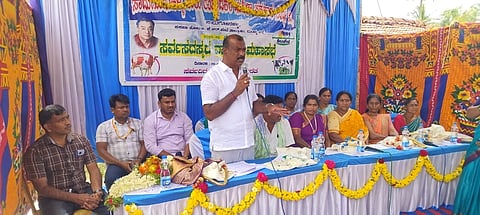  ತಾಲೂಕಿನ ಕಸಬಾ ಹೋಬಳಿಯ ಸಾಧುಗೋನಹಳ್ಳಿ ಗ್ರಾಮದ ಹಾಲು ಉತ್ಪದಕಾರ ಮಹಿಳಾ ಸಹಕಾರ ಸಂಘದ ಆವರಣದಲ್ಲಿ 2025-26ನೇ ಸಾಲಿನ ಸರ್ವ ಸದಸ್ಯರ ವಾರ್ಷಿಕ ಸಭೆಯನ್ನು ಮನ್ಮುಲ್ ನಿರ್ದೇಶಕ ಡಾಲು ರವಿ ಉದ್ಘಾಟಿಸಿದರು.ಪದ್ಮ ಅಣ್ಣೇಗೌಡ ಪಾರ್ವತಮ್ಮ ರಂಗೇಗೌಡ ಇತರರಿದ್ದರು. 