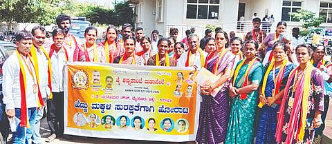 ತಿ.ನರಸೀಪುರ ತಾಲೂಕು ಆಡಳಿತ ಸೌಧದ ಎದುರು ಜೈ ಕನ್ನಡಾಂಬೆ ಮಹಾಸೇನೆ ಕಾರ್ಯಕರ್ತರು ಪ್ರತಿಭಟನೆ ನಡೆಸಿದರು. ಜಿ.ಮುರುಗನ್, ಸುರೇಶ್, ಮಲ್ಲೇಶ್, ಮಹೇಶ್, ಶಬರಿ, ಎಸ್.ಸತೀಶ್, ಶಿಲ್ಪಾ, ಹರೀಶ್, ಕೆ.ಶೋಭಾ, ಇಂದುಮತಿ, ರಮೇಶ್ ಇದ್ದರು.