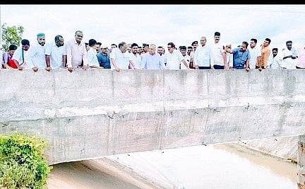ಅರಸೀಕೆರೆ  ತಾಲೂಕಿನ ರಾಮಸಾಗರ ಹಾಗೂ ಕರಿಕಲ್ ಗುಡ್ಡದ ಸರಹದ್ದಿನಲ್ಲಿ ಹಾದು ಹೋಗಿರುವ ಎತ್ತಿನಹೊಳೆ ನಾಲೆ ಸ್ಥಳಕ್ಕೆ ಸಚಿವ ರಾಮಲಿಂಗಾರೆಡ್ಡಿ ಭೇಟಿ ನೀಡಿದರು. ಶ್ರೇಯಸ್ ಎಂ.ಪಟೇಲ್, ಕೆ.ಎಂ.ಶಿವಲಿಂಗೇಗೌಡ, ಮೆಟ್ರೋ ಬಾಬು, ಶ್ರೀನಿವಾಸ್ ಇದ್ದರು.