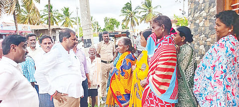 ತಂದ್ರೆ ಗ್ರಾಮ ಪಂಚಾಯಿತಿ ವ್ಯಾಪ್ತಿಯ ಗ್ರಾಮಗಳಲ್ಲಿ ತಾಲೂಕು ಅಧಿಕಾರಿಗಳೊಂದಿಗೆ ಶಾಸಕ ಡಿ.ರವಿಶಂಕರ್ ಜನಸಂಪರ್ಕ ಸಭೆ ನಡೆಸಿದರು.