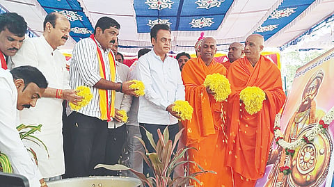  ಕೆ.ಆರ್.ಪೇಟೆ ತಾಲೂಕು ಒಕ್ಕಲಿಗರ ವೇದಿಕೆ ವತಿಯಿಂದ ನಾಡಪ್ರಭು ಕೆಂಪೇಗೌಡರ 516ನೇ ಜಯಂತ್ಯುತ್ಸವವನ್ನು ಪಟ್ಟಣದ ಟಿಎಪಿಸಿಎಂಎಸ್ ಲಿಂಗಪ್ಪ ಸಮುದಾಯ ಭವನದಲ್ಲಿ ಅದ್ದೂರಿಯಾಗಿ ಆಚರಿಸಲಾಯಿತು.  ಶ್ರೀನಿರ್ಮಲಾನಂದನಾಥ ಸ್ವಾಮೀಜಿ,  ಶ್ರೀನಿಶ್ಚಲಾನಂದನಾಥ ಸ್ವಾಮೀಜಿ, ಮಾಜಿ ಉಪ ಮುಖ್ಯಮಂತ್ರಿ ಡಾ.ಸಿ.ಎನ್. ಅಶ್ವತ್ಥ ನಾರಾಯಣ ಇತರರು ಇದ್ದರು.
