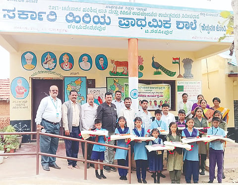 ತಿ.ನರಸೀಪುರ ತಾಲೂಕಿನ ಶಂಭುದೇವನಪುರ ಗ್ರಾಮದಲ್ಲಿರುವ ಸರ್ಕಾರಿ ಹಿರಿಯ ಪ್ರಾಥಮಿಕ ಶಾಲೆಯಲ್ಲಿ ಗ್ರಾಮೀಣ ಫೌಂಡೇಷನ್ ಆಫ್ ಕರ್ನಾಟಕ ಟ್ರಸ್ಟ್ ವತಿಯಿಂದ ಮಕ್ಕಳಿಗೆ ಉಚಿತವಾಗಿ ಬ್ಯಾಗ್, ನೋಟ್ ಬುಕ್ಸ್ ಹಾಗೂ ಲೇಖನ ಸಾಮಗ್ರಿಗಳನ್ನು ವಿತರಿಸಲಾಯಿತು. ಎನ್.ಮರಿಸ್ವಾಮಿ (ಕುಮಾರ್), ಶಿವಣ್ಣ, ರಮೇಶ್ ರಾವ್, ಪೂಜಿತ್ ಮೆಡಿಕಲ್ಸ್ ಕುಮಾರ್, ಸತೀಶ್, ಸಿದ್ದರಾಜು ಇತರರು ಇದ್ದರು.