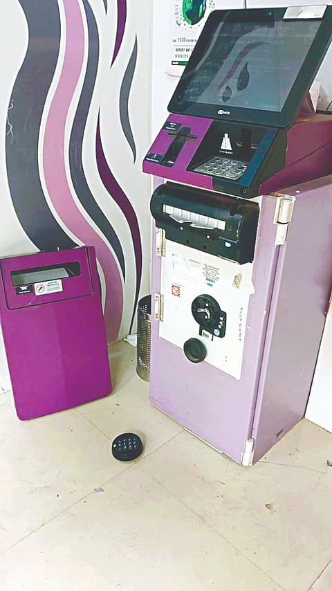 ಟಿಎಂ ಯಂತ್ರ ಹಾನಿಯಾಗಿರುವುದು. 