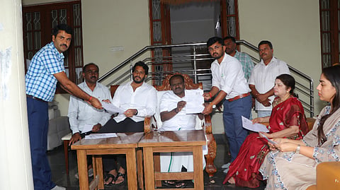 ಕೇತಗಾನಹಳ್ಳಿಯ ತೋಟದ ಮನೆಯಲ್ಲಿ ಕೇಂದ್ರ ಸಚಿವ ಎಚ್​.ಡಿ. ಕುಮಾರಸ್ವಾಮಿ ಅವರು ಕುಟುಂಬದೊಂದಿಗೆ ಎಸ್​ಐಆರ್​ ಪ್ರಕ್ರಿಯೆಯಲ್ಲಿ ಶನಿವಾರ ಪಾಲ್ಗೊಂಡರು. ಪತ್ನಿ ಅನಿತಾ ಕುಮಾರಸ್ವಾಮಿ, ಪುತ್ರ ನಿಖಿಲ್​ ಕುಮಾರಸ್ವಾಮಿ, ರೇವತಿ ನಿಖಿಲ್​ ಮತದಾರರ ಪಟ್ಟಿ ಪರಿಷ್ಕರಣೆಯಲ್ಲಿ ಭಾಗಿಯಾಗಿದ್ದರು.