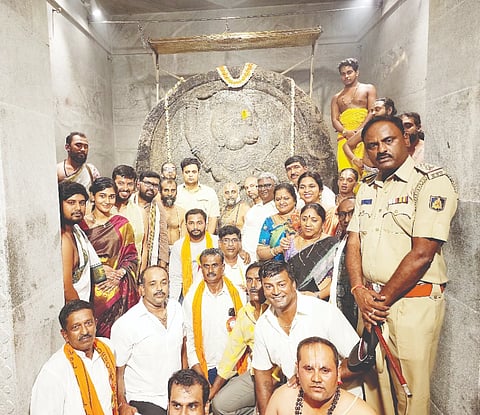  ರಾಂಪುರ ಗ್ರಾಮದಲ್ಲಿ ನೂತನವಾಗಿ ನಿರ್ಮಾಣವಾದ ಮೂಲ ಶ್ರೀ ಕುಬೇರ ಆಂಜನೇಯಸ್ವಾಮಿ ದೇವರು ಹಾಗೂ ಶ್ರೀ ವಿದ್ಯಾ ಹಯಗ್ರೀವಸ್ವಾಮಿ ದೇಗುಲದ ಪೂಜಾ ಕಾರ್ಯದಲ್ಲಿ ಮೈಸೂರು ರಾಜವಂಶಸ್ಥ ಹಾಗೂ ಸಂಸದ ಯದುವೀರ ಕೃಷ್ಣದತ್ತ ಚಾಮರಾಜ ಒಡೆಯರ್ ಭಾಗಿಯಾಗಿದ್ದ ಸಂದರ್ಭ.