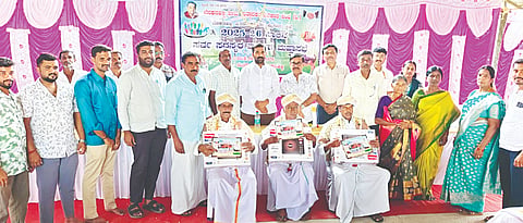 ತಿ.ನರಸೀಪುರ ತಾಲೂಕಿನ ಬೆನಕನಹಳ್ಳಿ ಗ್ರಾಮದಲ್ಲಿ ಶನಿವಾರ ಆಯೋಜಿಸಿದ್ದ ಹಾಲು ಉತ್ಪಾದಕರ ಸಹಕಾರ ಸರ್ವ ಸದಸ್ಯರ ವಾರ್ಷಿಕ ಮಹಾಸಭೆಯಲ್ಲಿ ಗುಣಮಟ್ಟದ ಹಾಲನ್ನು ಅಧಿಕ ಪ್ರಮಾಣದಲ್ಲಿ ಸರಬರಾಜು ಮಾಡಿದ ರೈತರನ್ನು ಸನ್ಮಾನಿಸಲಾಯಿತು. ಆರ್.ಚಲುವರಾಜು, ಸಿ.ಓಂಪ್ರಕಾಶ್, ಬಿ.ಎಂ.ಬಸವಣ್ಣ, ಸಿ ಮರಿಸ್ವಾಮಿ, ಆರ್.ಪ್ರಮೋದ್, ಕೆ.ಎನ್.ಶ್ರುತಿ, ಮಾದಪ್ಪ ಇತರರು ಇದ್ದರು.
