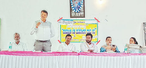 ತಿ.ನರಸೀಪುರ ತಾಲೂಕಿನ ಬಿ.ಶೆಟ್ಟಹಳ್ಳಿ ಗ್ರಾಮದಲ್ಲಿರುವ ಸಮುದಾಯ ಭವನದಲ್ಲಿ ಗ್ರಾಮ ಪಂಚಾಯಿತಿ ವತಿಯಿಂದ ಆಯೋಜಿಸಿದ್ದ ಸಾಮಾಜಿಕ ಲೆಕ್ಕ ಪರಿಶೋಧನಾ ಗ್ರಾಮ ಸಭೆಯಲ್ಲಿ ಪಿಡಿಒ ಕೆ.ಪಿ.ಕೆಂಪೇಗೌಡ ಮಾತನಾಡಿದರು. ರಂಗರಾಜು, ಎಸ್.ಸಿ.ಶಿವಮೂರ್ತಿ, ಕೆ.ಡಿ.ವಿನೂತನ್, ಕೌಸರ್ ಬಾನು, ಮುಜಾವರ್ ಇತರರು ಇದ್ದರು.