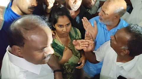 ತಿ.ನರಸೀಪುರ ತಾಲೂಕಿನ ಕೆಂಪಯ್ಯನಹುಂಡಿಗೆ ಕೇಂದ್ರ ಸಚಿವ ಎಚ್.ಡಿ.ಕುಮಾರಸ್ವಾಮಿ ಭೇಟಿ ನೀಡಿ, ಗ್ರಾಮದಲ್ಲಿ ಸಾಮೂಹಿಕ ಆತ್ಮಹತ್ಯೆ ಮಾಡಿಕೊಂಡ ಶಿವಣ್ಣ ಕುಟುಂಬದ ಸದಸ್ಯರಿಗೆ ಸಾಂತ್ವನ ಹೇಳಿದರು. ಸಾ.ರಾ.ಮಹೇಶ್, ಜಿ.ಡಿ.ಹರೀಶ್ ಗೌಡ, ಎಂ.ಅಶ್ವಿನ್ ಕುಮಾರ್ ಇತರರು ಇದ್ದರು.