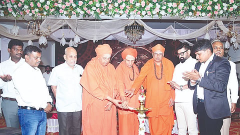 ಅರಸೀಕೆರೆ ನಗರದ ಶ್ರೀ ಗುರುಸಿದ್ದರಾಮೇಶ್ವರ ಸಮುದಾಯ ಭವನದಲ್ಲಿ ಜ್ಞಾನಶ್ರೀ ಎಕ್ಸ್‌ಫರ್ಟ್ ಪಿಯು ಕಾಲೇಜಿನ ವತಿಯಿಂದ ಹಮ್ಮಿಕೊಂಡಿದ್ದ ಪ್ರತಿಭಾ ಪುರಸ್ಕಾರ ಸಮಾರಂಭವನ್ನು ಶ್ರೀ ಜ್ಞಾನಪ್ರಭು ಸಿದ್ದರಾಮ ದೇಶಿಕೇಂದ್ರ ಸ್ವಾಮೀಜಿ ಉದ್ಘಾಟಿಸಿದರು. ಶ್ರೀ ಇಮ್ಮಡಿ ಕರಿಬಸವ ದೇಶಿಕೇಂದ್ರ ಸ್ವಾಮೀಜಿ, ಶ್ರೀ ಚಂದ್ರಶೇಖರ ಸ್ವಾಮೀಜಿ, ಅರುಣ್ ಕುಮಾರ್, ನಾರಾಯಣ ರಾವ್ ಶರ್ಮಾ, ಚಂದ್ರಶೇಖರ್ ಇದ್ದರು.