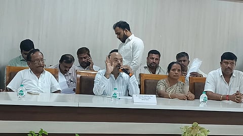 ತಿ.ನರಸೀಪುರ ಪಟ್ಟಣದ ಪುರಸಭೆಯ ಸಭಾಂಗಣದಲ್ಲಿ ಮಂಗಳವಾರ ಕರೆಯಲಾಗಿದ್ದ ಎಸ್‌ಐಆರ್ ಸಂಬಂಧ ಬೂತ್ ಮಟ್ಟದ ಸಭೆಯಲ್ಲಿ ನಗರಾಭಿವೃದ್ಧಿ ಸಚಿವ ಡಾ.ಯತೀಂದ್ರ ಸಿದ್ದರಾಮಯ್ಯ ಮಾತನಾಡಿದರು. ರಂಗಸ್ವಾಮಿ, ವಸಂತ ಬಿ.ಶ್ರೀಕಂಠ, ಸೋಮು ಇತರರು ಇದ್ದರು.