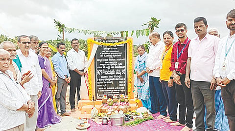 ಶ್ರೀ ಕ್ಷೇತ್ರ ಧರ್ಮಸ್ಥಳ ಗ್ರಾಮಾಭಿವೃದ್ಧಿ ಸಂಸ್ಥೆ ಅಭಿವೃದ್ಧಿಪಡಿಸಿದ ವಡ್ಡರ ಕೊಪ್ಪಲು ಗ್ರಾಮದ ಕೆರೆಯನ್ನು ಗ್ರಾಮಸ್ಥರಿಗೆ ಹಸ್ತಾಂತರಿಸಲಾಯಿತು. ಯೋಗೀಶ್, ಸಿ.ಕೆ.ಬಾಲಮನೋಹರ, ಎಸ್.ಬಿ.ಶೇಖರ್, ಎಂ.ಬಿ.ಲೋಕನಾಥ್, ಶಕುಂತಲಾ, ಮಮತಾ, ಕವಿತಾ, ಮೋಹನ್ ಇತರರು ಇದ್ದರು. 