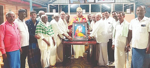  ಹನಸೋಗೆ ಗ್ರಾಮದ ನಾಯಕ ಸಮಾಜದಿಂದ ಎಂಸಿಡಿಸಿಸಿ ಬ್ಯಾಂಕ್ ಅಧ್ಯಕ್ಷ ದೊಡ್ಡಸ್ವಾಮಿಗೌಡರನ್ನು ಅಭಿನಂದಿಸಲಾಯಿತು. ಪ್ರಸನ್ನನಾಯಕ, ಚೆಲುವನಾಯಕ, ವಸಂತನಾಯಕ, ಶಿವಣ್ಣ ನಾಯಕ ಮತ್ತಿತರರಿದ್ದರು.