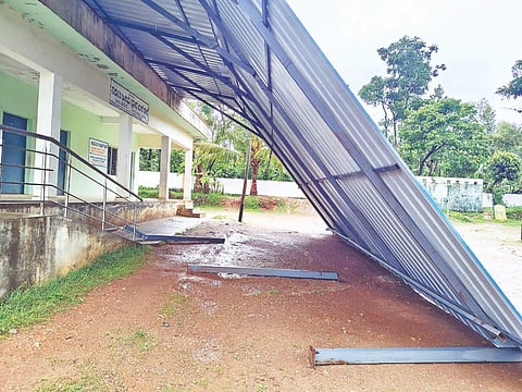 ಆಲೂರು ತಾಲೂಕಿನ ಕೆ.ಹೊಸಕೋಟೆ ಹೋಬಳಿಯ ಕಾಡ್ಲೂರು ಕೊಪ್ಪಲ್ ಕೆ.ಬಿ.ಇ. ಮತ್ತಿಗೆ ಸರ್ಕಾರಿ ಹಿರಿಯ ಪ್ರಾಥಮಿಕ ಶಾಲೆಯಲ್ಲಿ ಶಾಲಾ ಕಟ್ಟಡದ ಮೇಲೆ ಅಳವಡಿಸಿದ ಕಬ್ಬಿಣದ ಶೀಟ್ ಗಾಳಿ ಮಳೆಯಿಂದ ಕುಸಿದು ಬಿದ್ದಿರುವುದು.