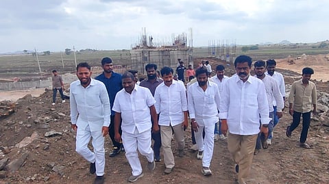 ತಾಲೂಕಿನ ರಾಜೋಳಿ ಬಂಡಾ ತಿರುವು ಯೋಜನೆ ಬಳಿ ಸಣ್ಣ ನೀರಾವರಿ ಇಲಾಖೆ ವತಿಯಿಂದ ಕೈಗೆತ್ತಿಕೊಳ್ಳಲಾಗಿರುವ ಕುಡಿಯುವ ನೀರಿನ ಪೈಪ್‌ಲೈನ್ ಕಾಮಗಾರಿಯನ್ನು ನಿಯಮಗಳ ಉಲ್ಲಂಘಿಸಿ ನಡೆಯುತ್ತಿದೆಂದು ಆರೋಪಿಸಿ ತೆಲಂಗಾಣದ ಬಿಆರ್‌ಎಸ್ ಪಕ್ಷದ ಕಾರ್ಯಕರ್ತರು ಕಾಮಗಾರಿಯನ್ನು ತಕ್ಷಣವೇ ಸ್ಥಗಿತಗೊಳಿಸಿ ರದ್ದುಪಡಿಸುವಂತೆ ಒತ್ತಾಯಿಸಿ ಬುಧವಾರ ಪ್ರತಿಭಟನೆ ಮಾಡಿದರು. ತೆಲಂಗಾಣದ ಮಾಜಿ ಸಚಿವ ಶ್ರೀನಿವಾಸಗೌಡ, ಮಾಜಿ ಶಾಸಕರಾದ ಲಕ್ಷ್ಮಣಗೌಡ, ಪ್ರವೀಣಕುಮಾರ  ಇದ್ದರು.