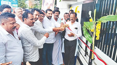 ತಿ.ನರಸೀಪುರ ತಾಲೂಕಿನ ಬನ್ನೂರು ಪಟ್ಟಣದ ಸಂತೇಮಾಳದ ಬಳಿಯಿರುವ ಸರ್ಕಾರಿ ಪದವಿ ಕಾಲೇಜು ಮುಂಭಾಗ ಸ್ವಂತ ಹಣದಿಂದ ನಿರ್ಮಿಸಿದ ನೂತನ ಆಕರ್ಷಕ ಪ್ರವೇಶದ್ವಾರವನ್ನು ಮೈಮುಲ್ ಅಧ್ಯಕ್ಷ ಆರ್.ಚಲುವರಾಜು ಉದ್ಘಾಟಿಸಿದರು. ಎಂ.ಬಿ.ನಂಜುಂಡಸ್ವಾಮಿ, ಬಿ.ಚನ್ನಕೇಶವ, ಪ್ರಭಾಕರ್, ನಂದೀಶ್, ಅಶೋಕ್ ಗೌಡ ಇತರರಿದ್ದರು.