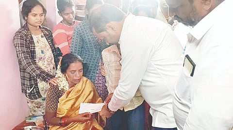 ಸಾಲಿಗ್ರಾಮ ಸಮೀಪದ ಬಳ್ಳೂರು ಗ್ರಾಮದಲ್ಲಿ ವಿದ್ಯುತ್ ತಗುಲಿ ಮೃತಪಟ್ಟ ರೈತ ಕುಟುಂಬಕ್ಕೆ ಸೆಸ್ಕ್ ಅಧಿಕಾರಿ ಮಧುಸೂದನ್, ಶಾಸಕ ರವಿಶಂಕರ್ ಭೇಟಿ ನೀಡಿ 5 ಲಕ್ಷ ರೂ.ಪರಿಹಾರ ನೀಡಿದರು.