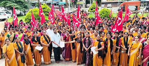 ರಾಮನಗರ ಜಿಲ್ಲಾ ಪಂಚಾಯತ್ ಭವನದ ಮುಂಭಾಗ ಅಂಗನವಾಡಿ ಕಾರ್ಯಕರ್ತೆಯರು ಪ್ರತಿಭಟನೆ ನಡೆಸಿದರು.