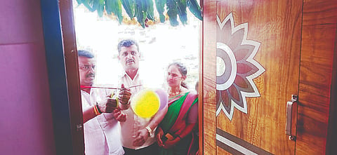 ವಳಗೆರಹಳ್ಳಿ ಗ್ರಾಮದ ಹಾಲು ಉತ್ಪಾದಕರ ಸಹಕಾರ ಸಂಘದ ಮೇಲಂತಸ್ತಿನ ನೂತನ ಕಟ್ಟಡವನ್ನು ಶಾಸಕ ಸಿ.ಎನ್.ಬಾಲಕೃಷ್ಣ ಉದ್ಘಾಟಿಸಿದರು. ನಂದೀಶ್, ಮಂಜುನಾಥ್, ದಯಾನಂದ್, ರಾಮಚಂದ್ರು, ಬೋರೇಗೌಡ, ದೇವರಾಜ್, ಗಿರೀಶ್, ಜ್ಯೋತಿ, ಕಲ್ಪನಾ, ಪ್ರೀತಿಕುಮಾರಿ ಇದ್ದರು. 