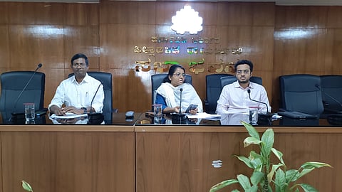 ರಾಯಚೂರಿನ ಜಿಲ್ಲಾಧಿಕಾರಿಗಳ ಭವನದಲ್ಲಿ ಶುಕ್ರವಾರ ಡಿಸಿ ಪೂವಿತಾ ಎಸ್ ಅಧ್ಯಕ್ಷತೆಯಲ್ಲಿ ಮತದಾರರ ಪಟ್ಟಿಗಳ ವಿಶೇಷ ಸಮಗ್ರ ಪರಿಷ್ಕರಣೆ ಕುರಿತು ರಾಜಕೀಯ ಪಕ್ಷಗಳ ಪ್ರತಿನಿಧಿಗಳ ಸಭೆ ನಡೆಯಿತು. ಮಹಾನಗರ ಪಾಲಿಕೆಯ ಆಯುಕ್ತರಾದ ಜುಬಿನ್ ಮಹೋಪಾತ್ರ, ಅಪರ ಜಿಲ್ಲಾಧಿಕಾರಿ ಶಿವಾನಂದ ಇದ್ದರು.
