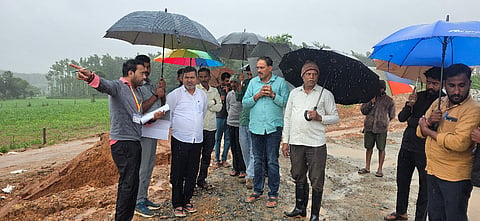 ಆಲೂರು ತಾಲೂಕಿನ ಮಡಬಲು ಗ್ರಾಮ ಪಂಚಾಯಿತಿ ವ್ಯಾಪ್ತಿಯ ಕೆರೆಹಳ್ಳಿ ಗ್ರಾಮದಲ್ಲಿ ಎತ್ತಿನಹೊಳೆ ಯೋಜನೆಯ ಕಾಮಗಾರಿ ನಡೆಯುತ್ತಿರುವ ಸ್ಥಳಕ್ಕೆ ಶಾಸಕ ಸಿಮೆಂಟ್ ಮಂಜು ಅಧಿಕಾರಿಗಳೊಂದಿಗೆ ಭೇಟಿ ನೀಡಿ ಪರಿಶೀಲನೆ ನಡೆಸಿದರು.
