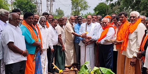 ಅರಕೆರೆ ಶ್ರೀ ಬಸವೇಶ್ವರ ದೇವಸ್ಥಾನ ಅಭಿವೃದ್ಧಿಗೆ ಕಾಮಗಾರಿಗೆ ಜಿಲ್ಲಾ ಎಂಸಿಡಿಸಿಸಿ ಬ್ಯಾಂಕ್ ಅಧ್ಯಕ್ಷ ದೊಡ್ಡಸ್ವಾಮಿಗೌಡ ಭೂಮಿಪೂಜೆ ನೆರವೇರಿಸಿದರು. ಉದಯ್‌ಶಂಕರ್, ನರಸಿಂಹ ನಾಯಕ, ಯತಿರಾಜ್, ಎಸ್.ಕುಮಾರ್ ಮಂಜಪ್ಪ ಇತರರಿದ್ದರು.