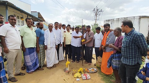 ಜೋಕೆನಹಳ್ಳಿ ಗ್ರಾಮದಲ್ಲಿ ಕಾಂಕ್ರೀಟ್ ರಸ್ತೆ ನಿರ್ಮಾಣ ಕಾಮಗಾರಿಗೆ ಶಾಸಕ ಸಿ.ಎನ್.ಬಾಲಕೃಷ್ಣ ಭೂಮಿಪೂಜೆ ನೆರವೇರಿಸಿದರು. ಎನ್.ಪರಮೇಶ್, ಪ್ರೀತಮ್, ಸಂತೋಷ್, ಗಿರೀಶ್, ರಾಮೇಗೌಡ, ಹರೀಶ್, ಸಂಪತ್, ರವಿ, ದರ್ಶನ್ ಇದ್ದರು. 