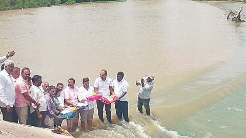 ಹನಗೋಡಿನಲ್ಲಿ ತುಂಬಿ ಹರಿಯುತ್ತಿರುವ ಲಕ್ಷ್ಮಣತಿರ್ಥ ನದಿಗೆ ಶಾಸಕ ಜಿ.ಡಿ.ಹರೀಶ್‌ಗೌಡ ಬಾಗಿನ ಅರ್ಪಿಸಿದರು. ಸುರೇಂದ್ರ ಸತೀಶ್ ಪಾಪಣ್ಣ, ಬಸವರಾಜ್, ಸುಭಾಷ್, ಮಹೇಶ್ ಇತರರು ಇದ್ದರು.